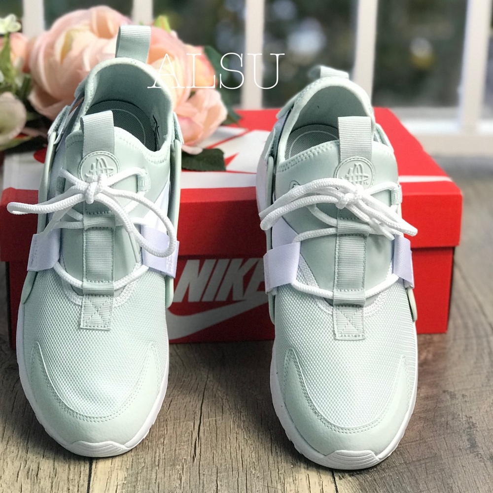 NWT Nike Air Huarache City Low Barely Grey White W - Picture 3 of 8